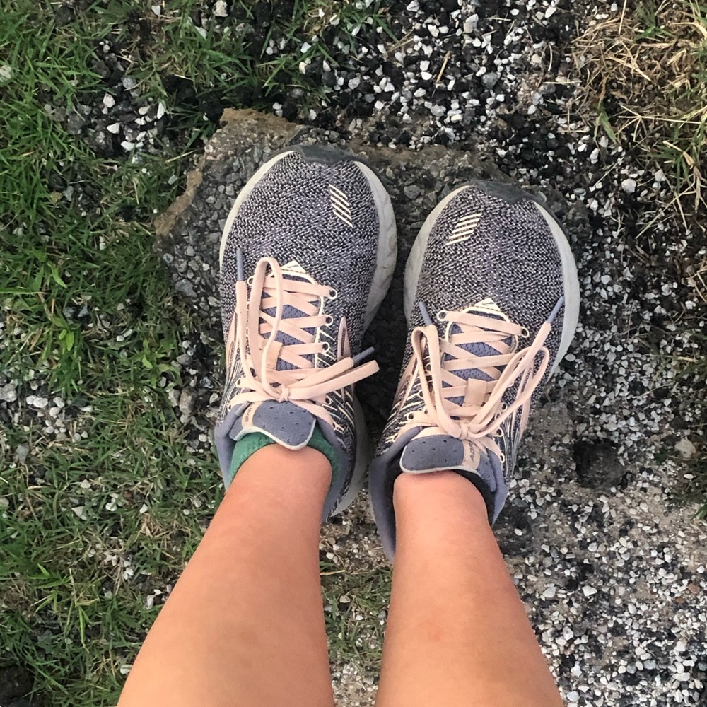 Brooks 6 1/2 tennis shoes